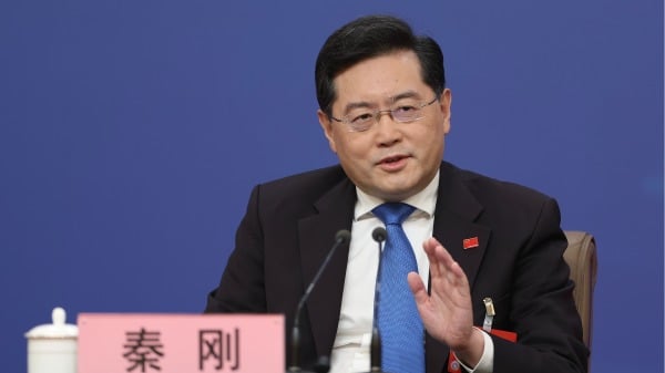 图为中国外交部长秦刚于 2023 年 3 月 7 日在中国北京媒体中心出席第十四届全国人民代表大会第一次会议新闻发布会。（图片来源：Lintao Zhang/Getty Images）