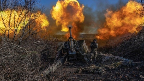 圖為2022年11月8日，烏克蘭砲兵士兵向巴赫姆特外邊的俄羅斯軍隊陣地開火。（圖片來源：BULENT KILIC/AFP via Getty Images）