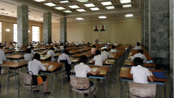 2010年9月14日，学生在北韩平壤人民大学习堂学习。