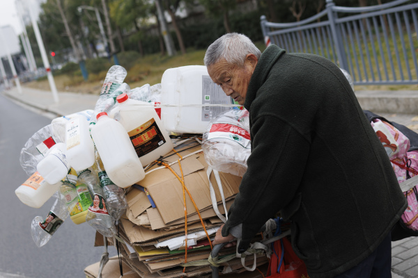 农民的生活谁来保，80多岁还得自己劳，上孝敬老下抚养小，自己老了生活不保。