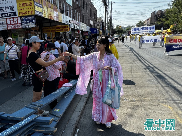 2024年9月14日，美国纽约地区部分法轮功学员上千人在布碌仑举行盛大游行，声援4.3亿中国人退出中共