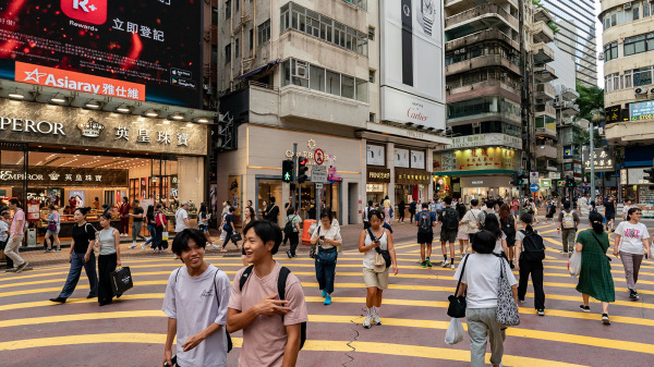 有“脆友”慨叹，“月入8万”其实也捉襟见肘，生活甚为惨淡，引发网民好奇，到底发生什么事？图为香港铜锣湾。（Getty Images）