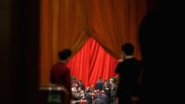 图为中国人民政治协商会议在北京人民大会堂举行全体会议，代表们在会议室内投票选出新一届领导人。示意图。（图片来源：Feng Li/Getty Images）