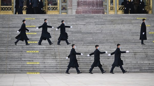 兩會開幕前，警衛在北京人民大會堂外操步。（圖片來源：Getty Images）