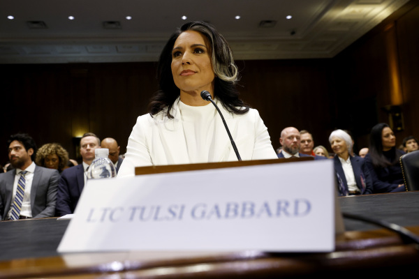 图尔西・加巴德（Tulsi Gabbard）2025年1月30日在华盛顿特区迪尔克森参议院办公大楼出席参议院情报委员会的确认听证会并作证。