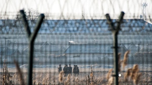 2016 年 2 月 10 日，朝鲜士兵在靠近中国边境城市丹东的新义州市的边界围栏旁巡逻。