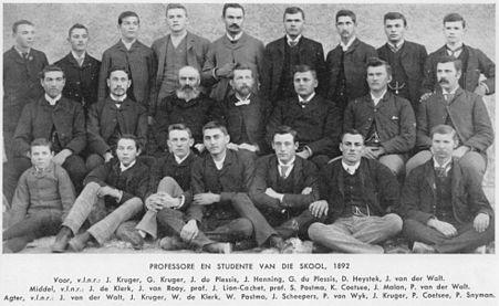 1892: Die studente en dosente van die Teologiese Skool Burgersdorp. Voor: J. Kruger, G. Kruger, J.A. du Plessis, J. Henning, G. du Plessis, D. Heystek, J. van der Walt. Middel: J. de Klerk, J. van Rooy, prof. J. Lion Cachet, prof. S. Postma, K. Coetsee, J. Malan, P. van der Walt. Agter: J. van der Walt, J. Kruger, W. de Klerk, W. Postma, J. Scheepers, P. van Wyk, J. Kruger, P. Coetsee, P. Snyman.