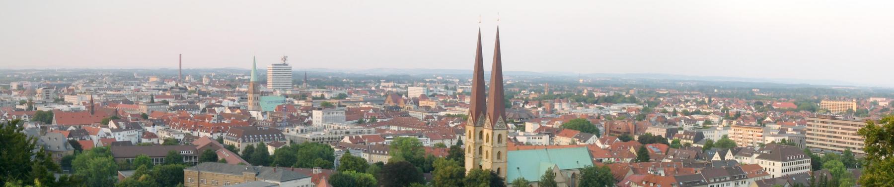 De binnenstêd fan Bielefeld fan de Sparrenburg ôf sjoen