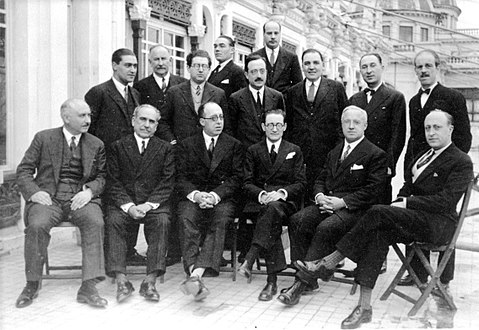 1929. De pé: César Otero, José Berguer, Pardo, Liste Mourenza, Abelaira, Salvador Mosteiro, Manuel Cabanillas, Calviño Domínguez e A. Villar Ponte. Sentados: Laureano Alonso, Eladio Rodríguez, Otero Pedrayo, Risco, Ángel del Castillo e Rafael González Villar.