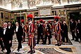 Le président des États-Unis d'Amérique, Barack Obama, traverse la salle Clémentine du palais apostolique, escorté par la Garde suisse pontificale, accompagné de l'ambassadeur des États-Unis près le Saint-Siège et précédé par des majordomes de l'Antichambre pontificale.