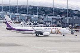 Un Boeing 737-800 revêtu de l'ancienne livrée