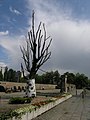 Arbre mémorial et (à l'arrière) le Musée Pawiak dans ce qui reste des fondations de la prison