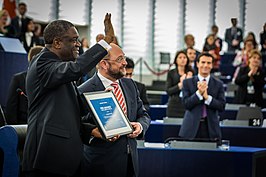 Denis Mukwege ontvangt in 2014 de Sacharovprijs uit handen van de voorzitter van het Europees Parlement Martin Schulz