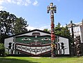 Totempaal bij Kwakwaka'wakw big house