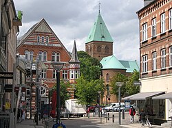 Vue mod Sankt Bendts Kirke fra Sct. Hans Gade