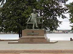 Lac et statue de Tchaïkovsky devant le musée