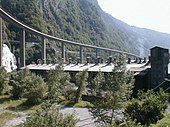 Vue de l'usine Péchiney de Chedde, surplombée par le viaduc autoroutier des Égratz. Au fond, on aperçoit la voie descendante en corniche.