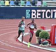 Grace Nawowuna en Sifan Hassan in gevecht op de 10.000 m tijdens de FBK Games van 2023.