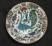 Plat à décor de paon, céramique d'Iznik (Turquie), XVIIe siècle.