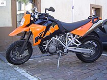 De KTM LC 8 950 SM (Supermoto) is een tweecilinder die eind 2004 werd gepresenteerd