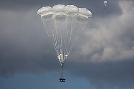 BTR-D an Fallschirmen hängend