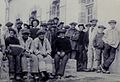 Pêcheurs devant l'Abri du marin du Passage-Lanriec en 1903 (photographie de Jacques de Thézac)