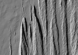 Vue de la formation de Medusae Fossae le 2 août 2008 par l'instrument HiRISE de MRO, dans le quadrangle d'Aeolis par 10,2° S et 176,4° E[125].