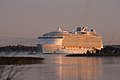 Oasis of the Seas quittant le chantier naval de Turku. Des cheminées sont abaissées pour qu'il passe sous la liaison du Grand Belt plus tard dans la même journée.