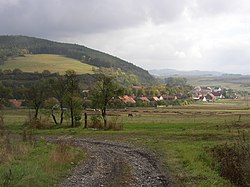 Pohled na dolní část obce od západu. V pozadí vlevo vrch Homole (426 m).