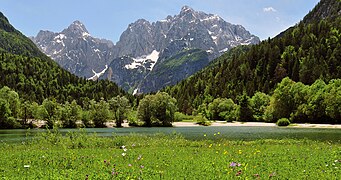 Peisaj alpin: Vedere la Lacul Jasna lângă Kranjska Gora, cu munții Prisojnik⁠(d) și Razor⁠(d) în spate