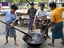 Cara tradisional dari pembuatan khusus beras ketan htamanè yang tetap dipraktikan