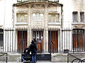 Entrée de la synagogue de la rue Pavée, surmontée d'une étoile de David qui n'est pas d'origine.