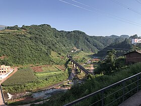 成昆鐵路樂武展線，尼波站至紅峰站站間距有7千米，而高差有142米，為克服此高差，最終選定使用兩個隧道套線（燈泡線）集中迂迴[7]:557