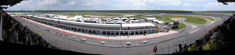 De Lausitzring in 2004 gezien vanuit de grandstand. Rondom ligt de "speedway", in het "infield" het circuit