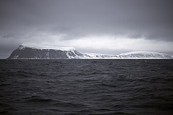 Kapp Thor på sydspetesn och Iversenfjellet med öns högsta punkt, 370 meter över havet, sedda från söder.