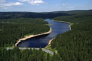 Luftbild des Oderteiches von Süden; über den Staudamm (vorne) verläuft die Bundesstraße 242