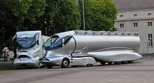 Zwei Lkw von Luigi Colani vor der Nancyhalle