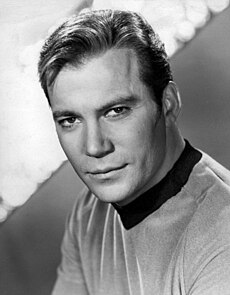 Photo publicitaire de William Shatner dans le rôle du Capitaine Kirk.