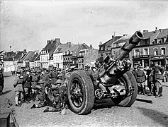 Présentation au général Georges d'un obusier de 8 pouces (en) (203,2 mm), le 23 avril 1940 à Béthune.