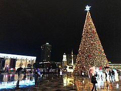 Dezember: Weihnachtsmarkt auf dem Skanderbegplatz