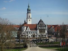 Blick vom Schloss Celle nach Osten über die Schlossbrücke hinweg auf das Museum, im Hintergrund der Stadtkirchen-Turm (2011)