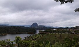 Blick auf den Fels und die Gemeinde von Guatapé