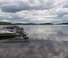 Vido de la boatodoko de Karkku sude al Rautavesi super Palvialanlahti. En la fono estas Rautavesi oriente de la du montoj, dekstre kaj maldekstre PIRUNVUORI Ellivuori la skideklivoj, oni povas vidi plenmezuran bildon. La insulo dekstre estas Papinsaari.