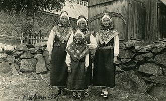 Runöische Frauen in Volkstracht