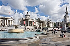 Trafalgar Square. La columna de Nelson, héroe británico muerto en la batalla de Trafalgar, la convierte en un claro espacio de memoria; pero desde los años 1960 y 1970, con el movimiento hippie, el espacio se convirtió en uno de los lugares emblemáticos de la subcultura juvenil de todo el mundo, simbolizando la diversión y el espectáculo gratuito que supone la misma presencia de gentes de todo el mundo que intercambian sus formas de expresión o simplemente pasan y miran.