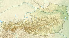 Mapa konturowa Austrii, blisko dolnej krawiędzi znajduje się czarny trójkącik z opisem „Osternig”