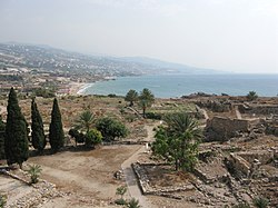 האתר הקדום של העיר, ברקע העיירה המודרנית