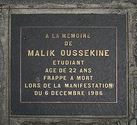 Ancienne plaque commémorative sur le trottoir, au 20 de la rue Monsieur-le-Prince.