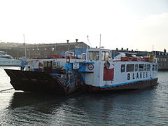 Den salrygget Cowes Floating Bridge i elven Medina mot Cowes, Isle of Wight