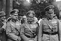 "Zleva: pozdější polní maršál Gerd von Rundstedt, generál Werner von Fritsch a Werner von Blomberg. Fotografie pocházející z roku 1934."